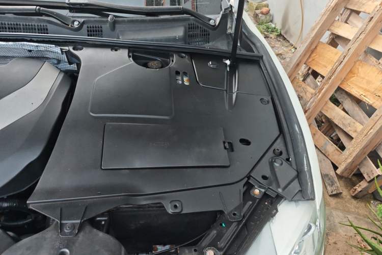 Used Geely Auto Emgrand GT 2015 1.8T Comfort Model Engine Bay Left