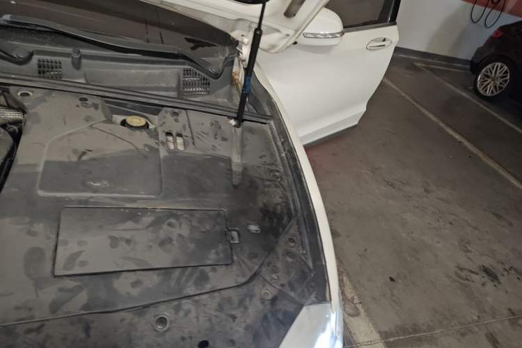 Used Geely Auto Emgrand GT 2015 1.8T Flagship Model Engine Bay Left