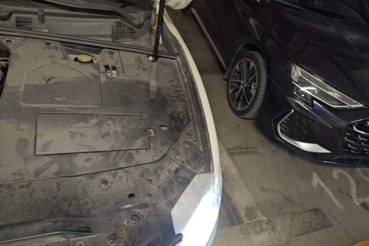 Used Geely Auto Emgrand GT 2015 1.8T Flagship Model Engine Bay Left