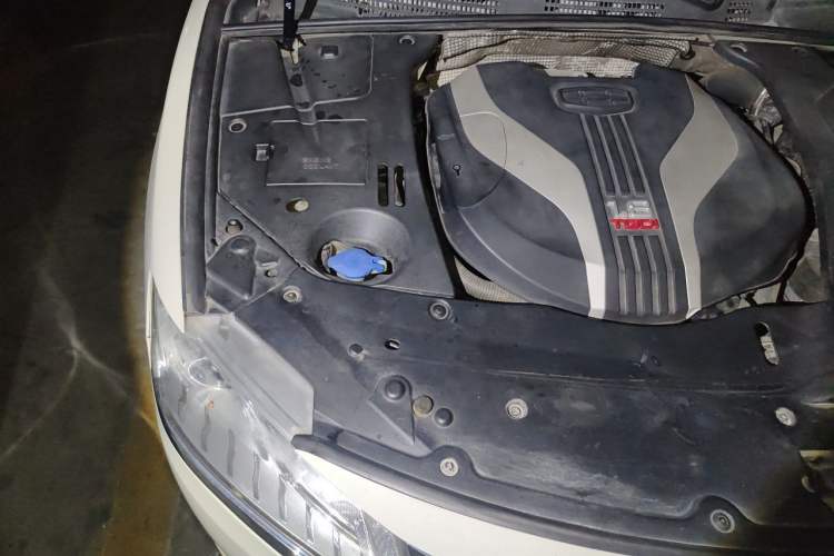 Used Geely Auto Emgrand GT 2015 1.8T Flagship Model Engine Bay Right