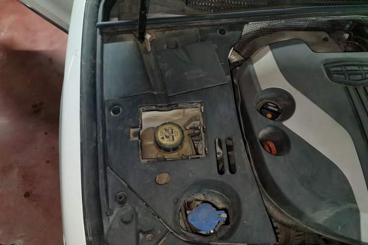 Used Geely Auto Emgrand GT 2015 1.8T Premium Model Engine Bay Right