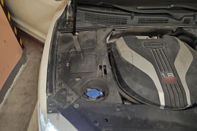 Used Geely Auto Emgrand GT 2015 1.8T Flagship Model Engine Bay Right