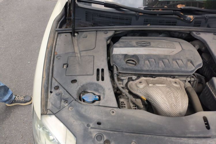 Used Geely Auto Emgrand GT 2015 2.4L Comfort Model Engine Bay Right