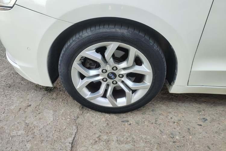 Used Geely Auto Emgrand GT 2015 1.8T Flagship Model Left Front Wheel Hub