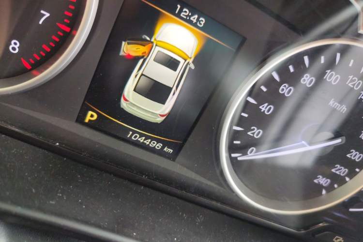 Used Geely Auto Emgrand GT 2015 1.8T Premium Model Odometer Close Up