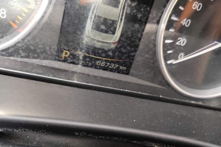 Used Geely Auto Emgrand GT 2015 2.4L Comfort Model Odometer Close Up