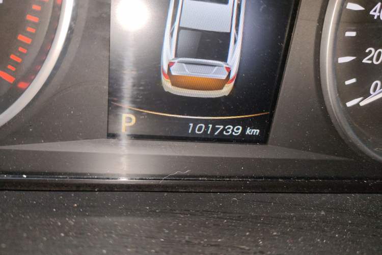Used Geely Auto Emgrand GT 2015 1.8T Flagship Model Odometer Close Up