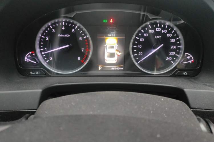 Used Geely Auto Emgrand GT 2015 2.4L Luxury Model Odometer Close Up