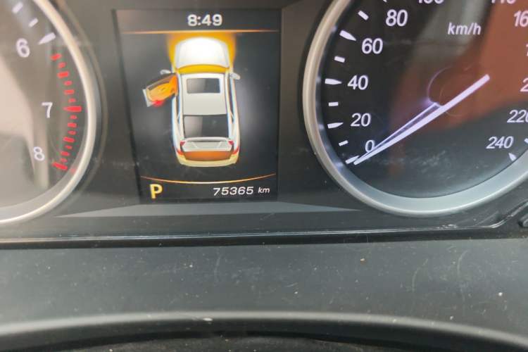 Used Geely Auto Emgrand GT 2015 1.8T Flagship Model Odometer Close Up
