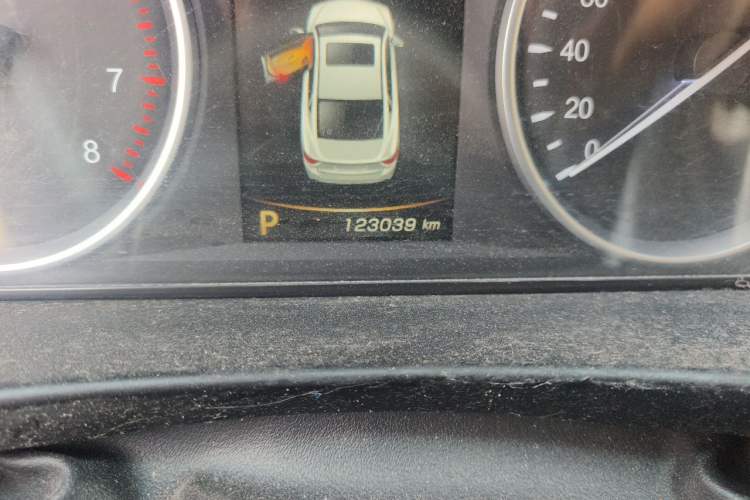 Used Geely Auto Emgrand GT 2015 1.8T Flagship Model Odometer Close Up