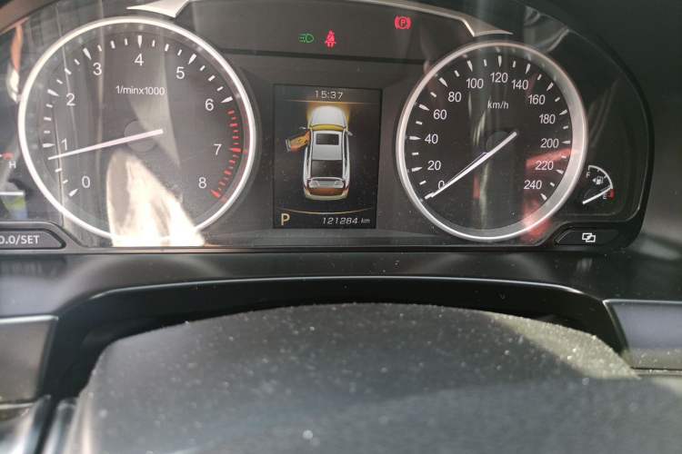 Used Geely Auto Emgrand GT 2015 1.8T Luxury Model Odometer Close Up