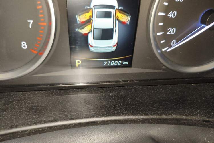 Used Geely Auto Emgrand GT 2015 1.8T Flagship Model Odometer Close Up