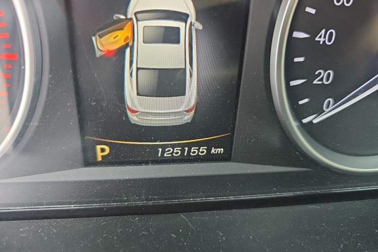Used Geely Auto Emgrand GT 2015 1.8T Premium Model Odometer Close Up