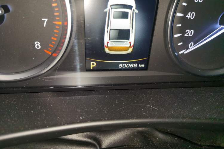 Used Geely Auto Emgrand GT 2015 1.8T Premium Model Odometer Close Up