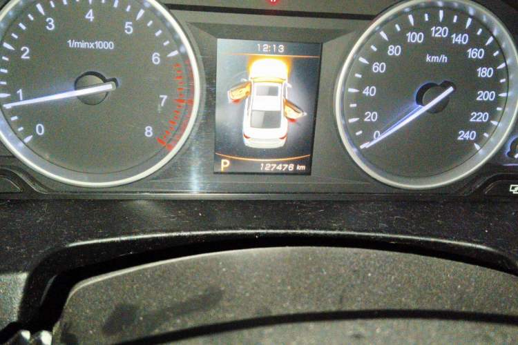 Used Geely Auto Emgrand GT 2015 1.8T Premium Model Odometer Close Up