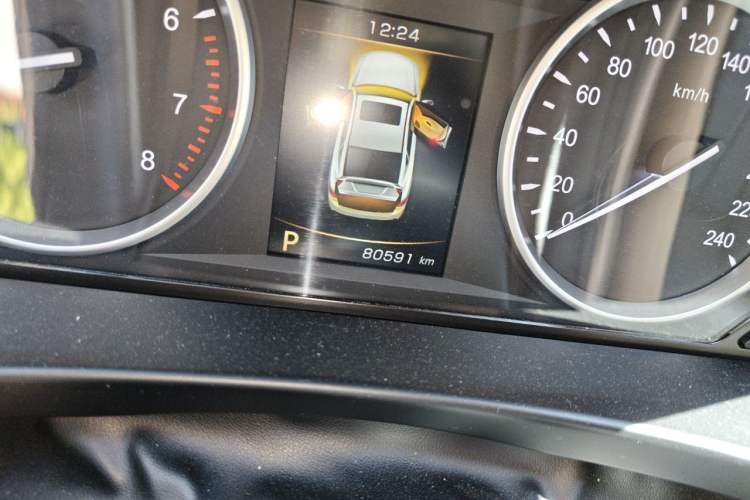 Used Geely Auto Emgrand GT 2015 1.8T Premium Model Odometer Close Up