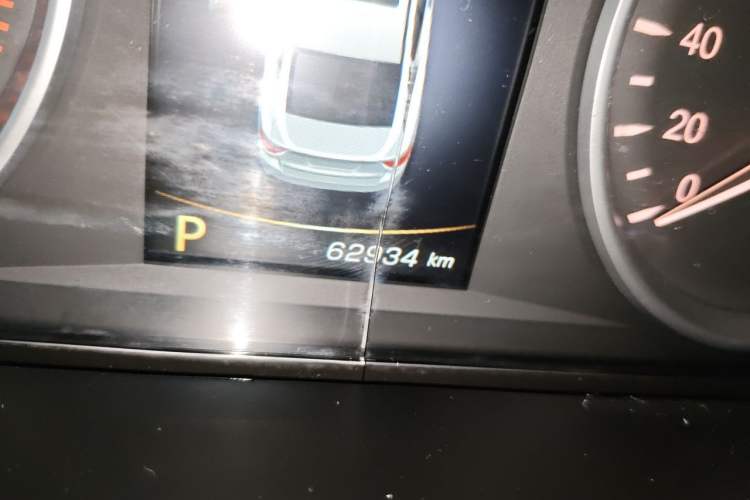 Used Geely Auto Emgrand GT 2015 1.8T Flagship Model Odometer Close Up
