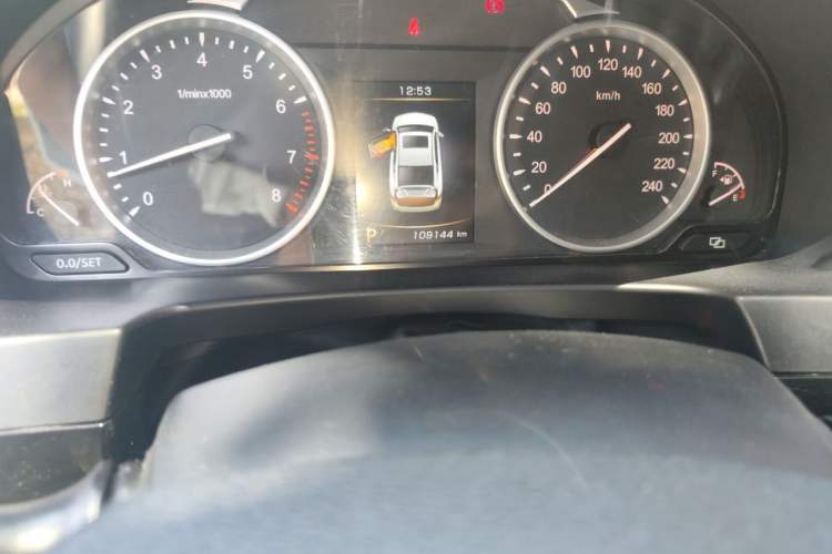 Used Geely Auto Emgrand GT 2015 1.8T Flagship Model Odometer Close Up