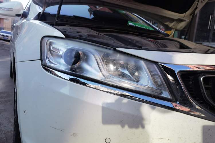Used Geely Auto Emgrand GT 2015 1.8T Flagship Model Right Front Headlight