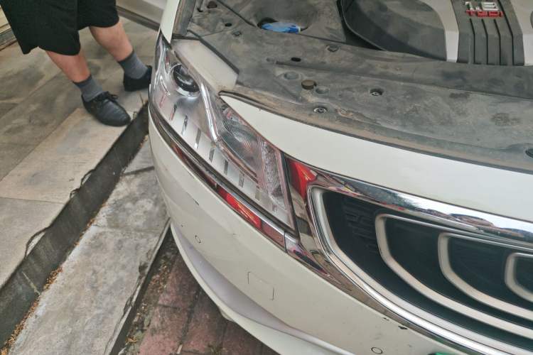 Used Geely Auto Emgrand GT 2015 1.8T Flagship Model Right Front Headlight