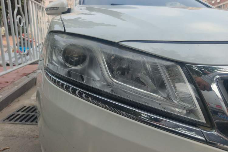 Used Geely Auto Emgrand GT 2015 1.8T Flagship Model Right Front Headlight