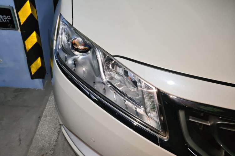 Used Geely Auto Emgrand GT 2015 1.8T Flagship Model Right Front Headlight