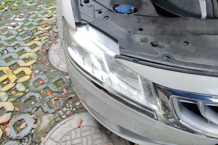 Used Geely Auto Emgrand GT 2015 1.8T Flagship Model Right Front Headlight