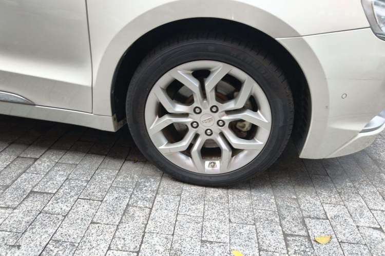 Used Geely Auto Emgrand GT 2015 1.8T Flagship Model Right Front Wheel Hub
