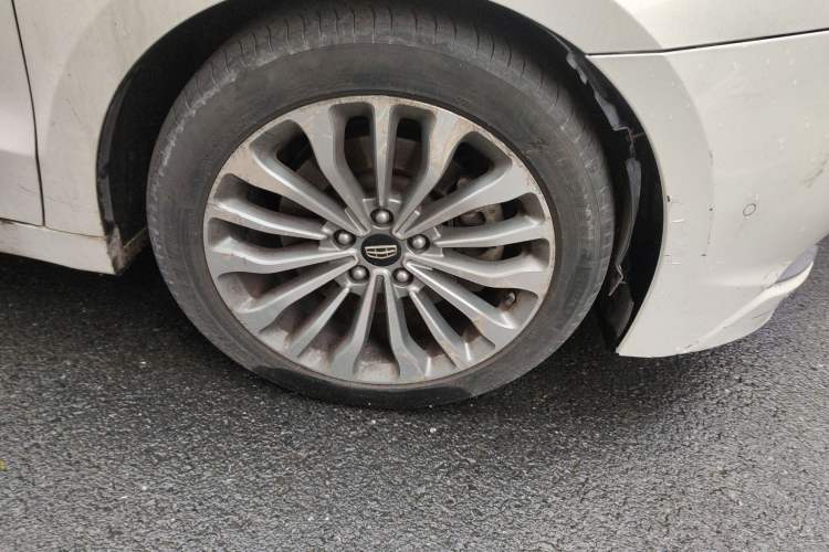 Used Geely Auto Emgrand GT 2015 1.8T Flagship Model Right Front Wheel Hub