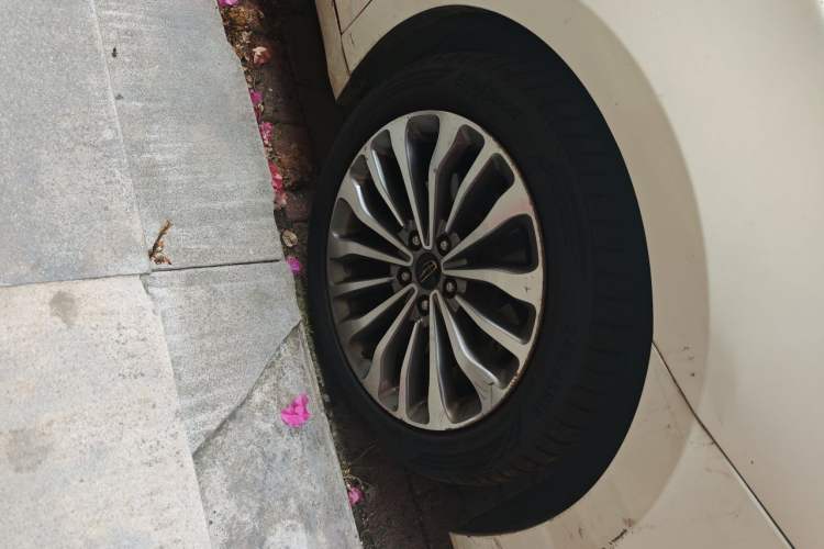 Used Geely Auto Emgrand GT 2015 1.8T Flagship Model Right Front Wheel Hub