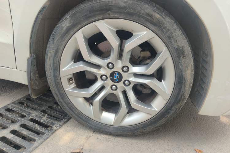 Used Geely Auto Emgrand GT 2015 1.8T Flagship Model Right Front Wheel Hub
