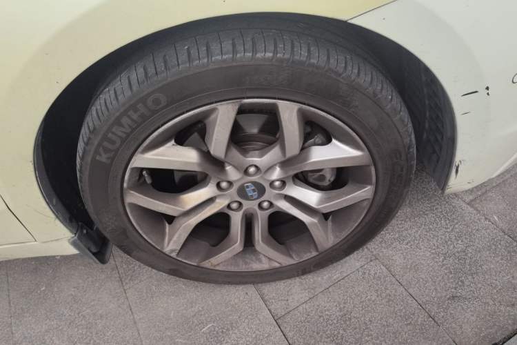 Used Geely Auto Emgrand GT 2015 1.8T Flagship Model Right Front Wheel Hub