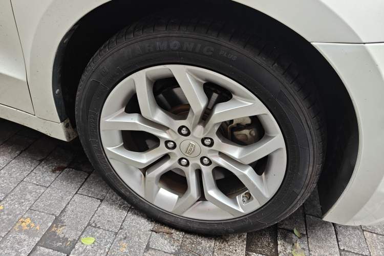 Used Geely Auto Emgrand GT 2015 1.8T Flagship Model Right Front Wheel Hub