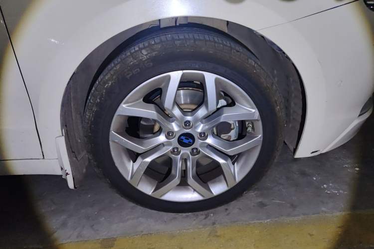 Used Geely Auto Emgrand GT 2015 1.8T Flagship Model Right Front Wheel Hub