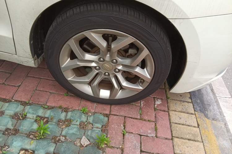 Used Geely Auto Emgrand GT 2015 1.8T Premium Model Right Front Wheel Hub