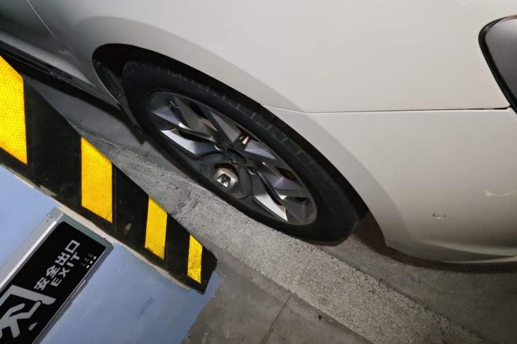Used Geely Auto Emgrand GT 2015 1.8T Flagship Model Right Front Wheel Hub