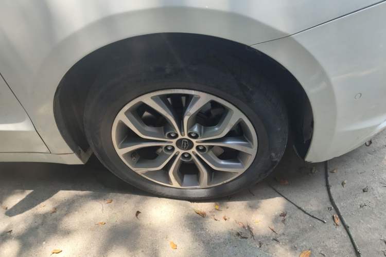 Used Geely Auto Emgrand GT 2015 1.8T Flagship Model Right Front Wheel Hub