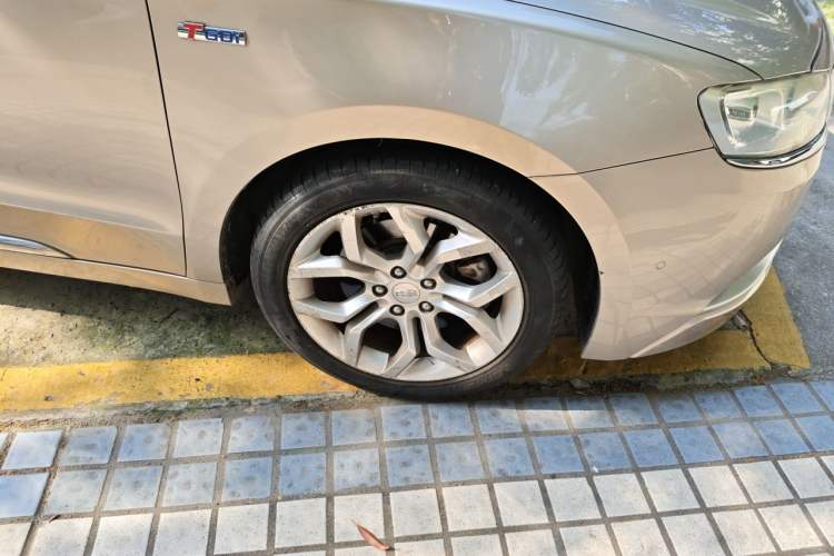 Used Geely Auto Emgrand GT 2015 1.8T Flagship Model Right Front Wheel Hub