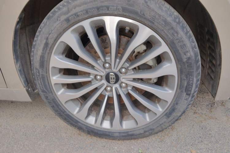 Used Geely Auto Emgrand GT 2015 1.8T Flagship Model Right Front Wheel Hub