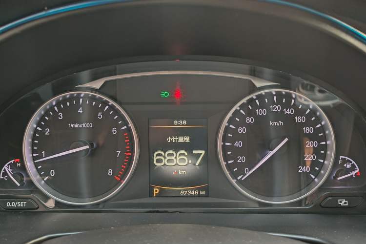 Used Geely Auto Emgrand GT 2016 1.8T Comfort Model Odometer Close Up