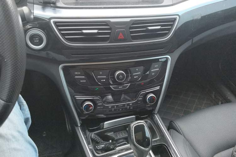 Used Geely Auto Emgrand GT 2016 1.8T Comfort Model Audio And AC Panel