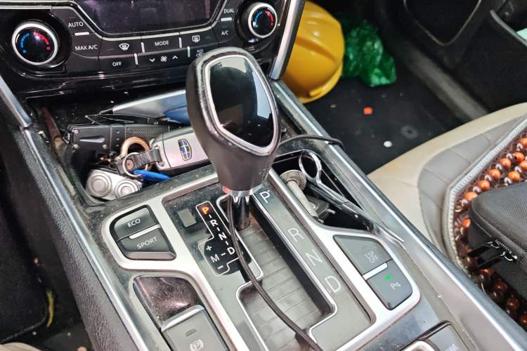 Used Geely Auto Emgrand GT 2016 1.8T Zunya Model Gear Lever