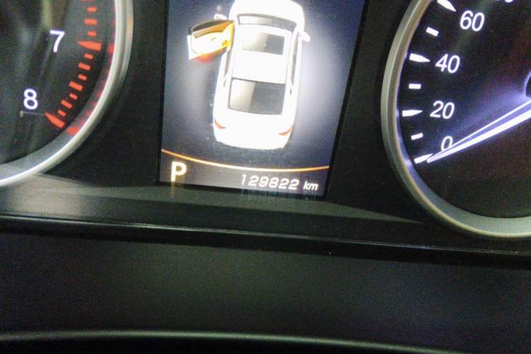 Used Geely Auto Emgrand GT 2016 1.8T Zunya Model Odometer Close Up
