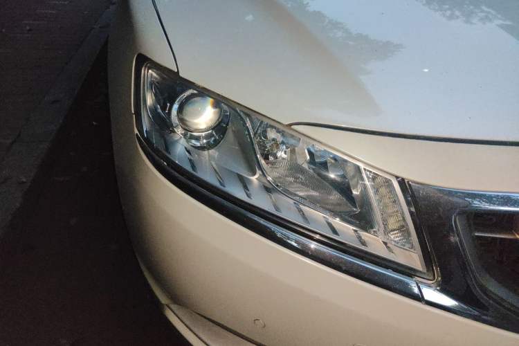 Used Geely Auto Emgrand GT 2016 2.4L Comfort Version Right Front Headlight