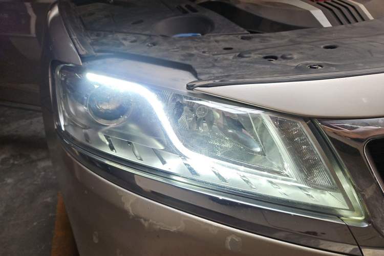 Used Geely Auto Emgrand GT 2017 1.8T Flagship Model Right Front Headlight
