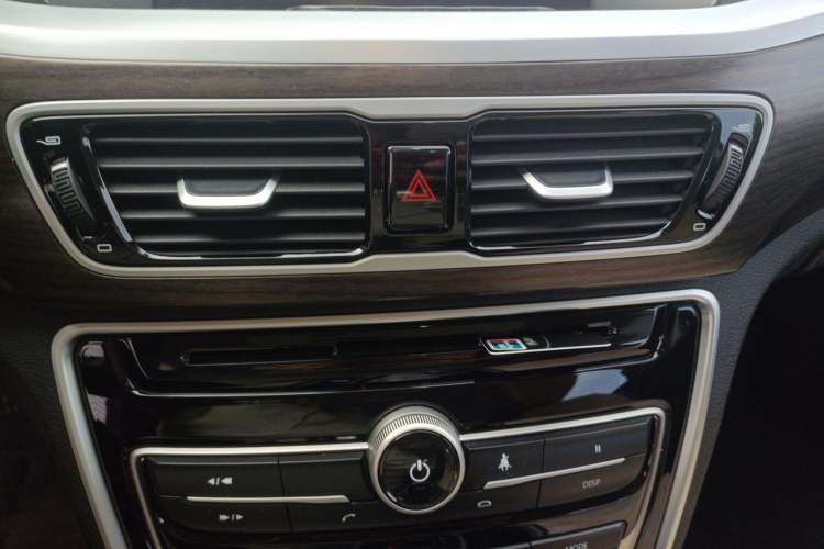 Used Geely Auto Emgrand GT 2017 1.8T Luxury Model Audio And AC Panel