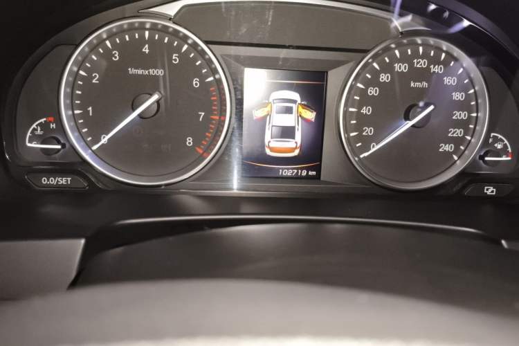 Used Geely Auto Emgrand GT 2017 1.8T Flagship 4G Edition Odometer Close Up