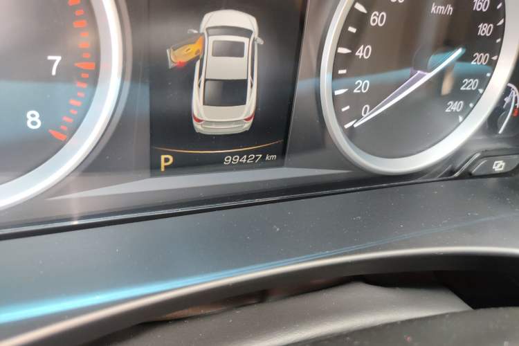 Used Geely Auto Emgrand GT 2017 1.8T Flagship 4G Edition Odometer Close Up