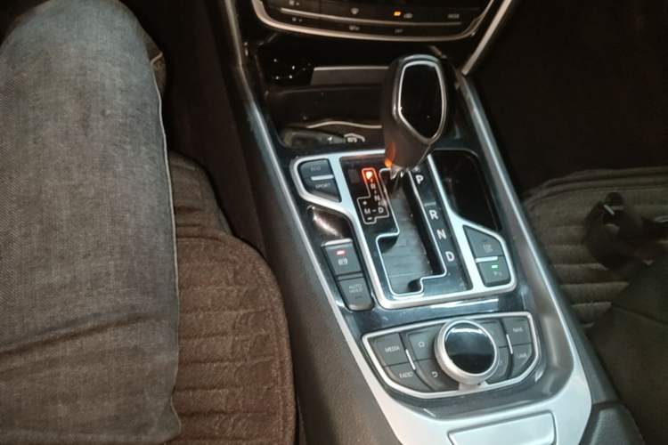Used Geely Auto Emgrand GT 2018 1.8T Zunshang Zhiling Edition Gear Lever