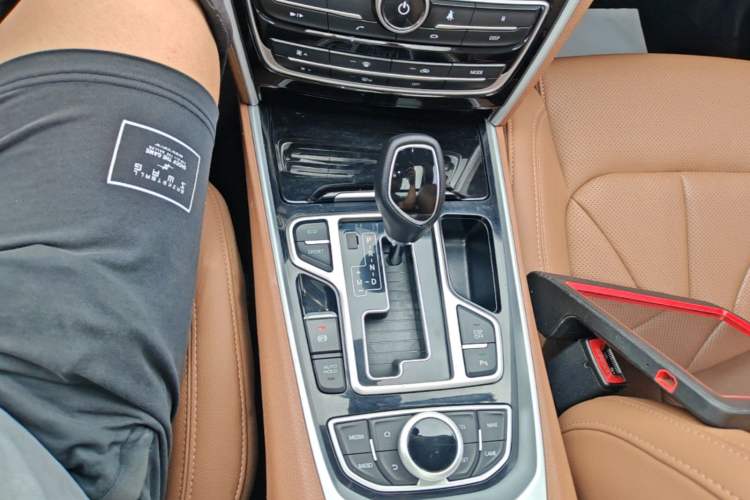 Used Geely Auto Emgrand GT 2018 1.8T Zunshang Zhiling Edition Gear Lever
